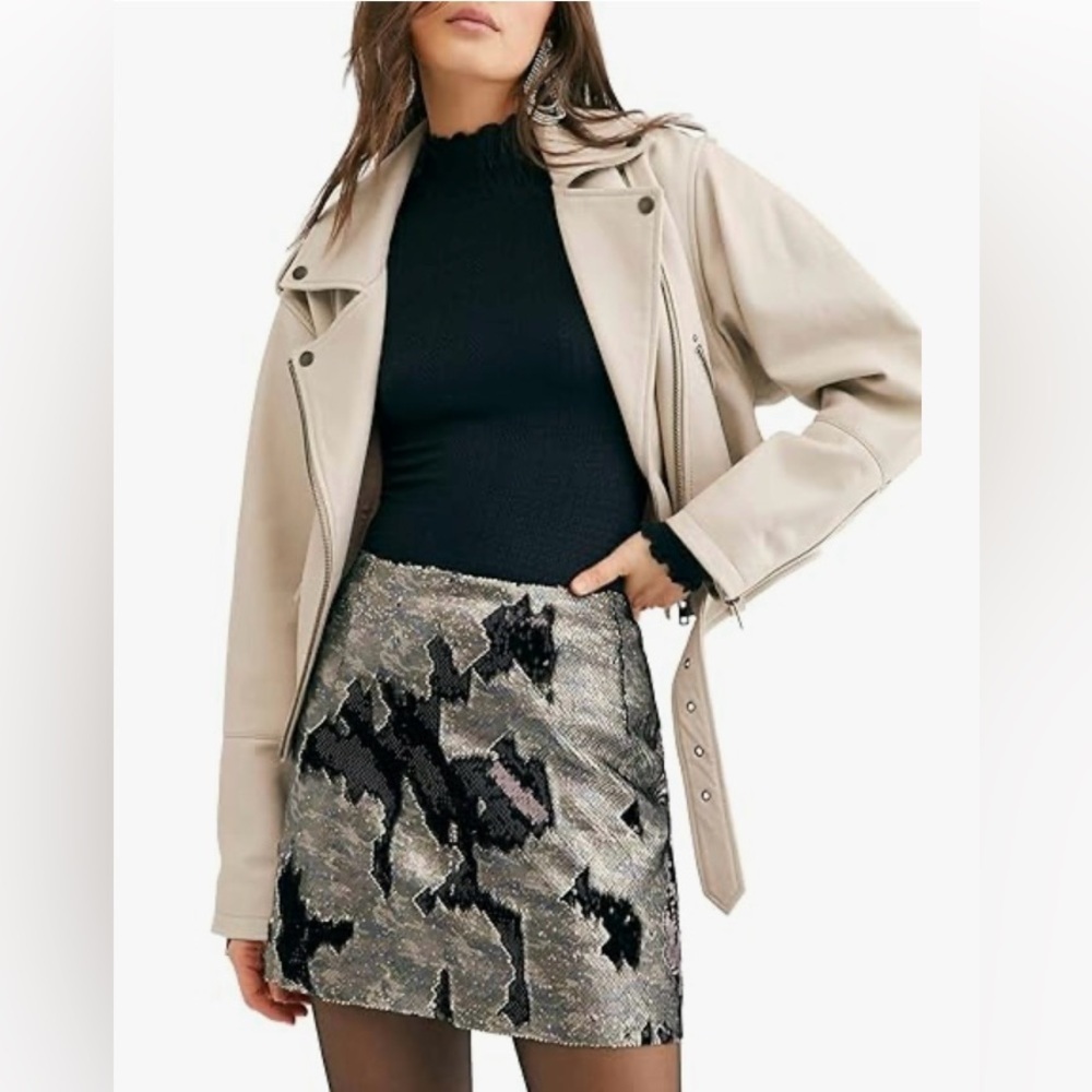 Free People NWT Reversible Sequin Camo Mini Skirt Flip
Sequins Camouflage - Sz 4